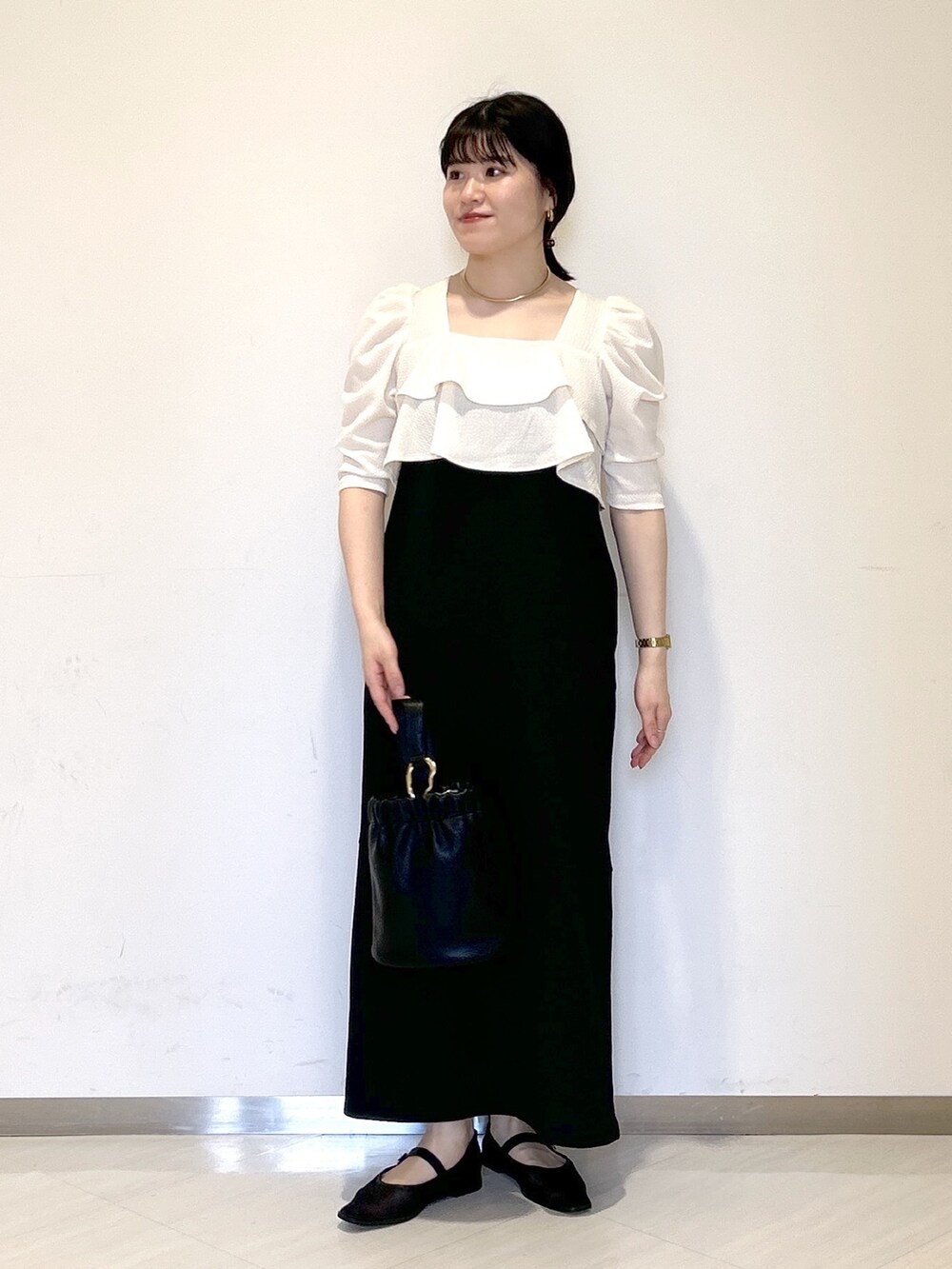 「apartby、e/rm、モノトーン、キレイめ、ワンピース、ドレス、お呼ばれスタイル、結婚式二次会スタイル、パーティースタイル」｜「A part byのカナグツキワンハンドルバッグ（ショルダーバッグ、ブラック系）」を使った、めいさん（レディース・159cm）の夏コーディネートの6枚目の写真