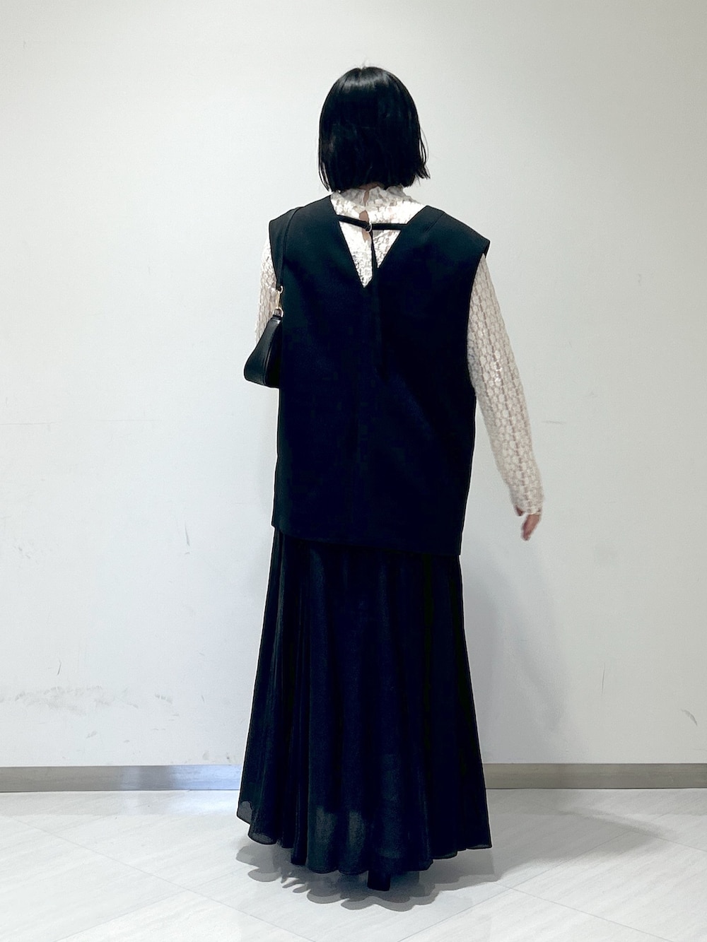 「apartby、apartbylowrys、モノトーン、デート/ロマンティック、おでかけコーデ、春コーデ、キレイめ」｜「A part byのカーブネックカフ（ネックレス、シルバー系）」を使った、めいさん（レディース・159cm）の冬コーディネートの2枚目の写真