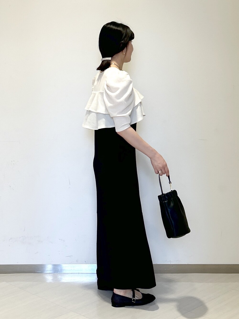 「apartby、e/rm、モノトーン、キレイめ、ワンピース、ドレス、お呼ばれスタイル、結婚式二次会スタイル、パーティースタイル」｜「A part byのカナグツキワンハンドルバッグ（ショルダーバッグ、ブラック系）」を使った、めいさん（レディース・159cm）の夏コーディネートの5枚目の写真