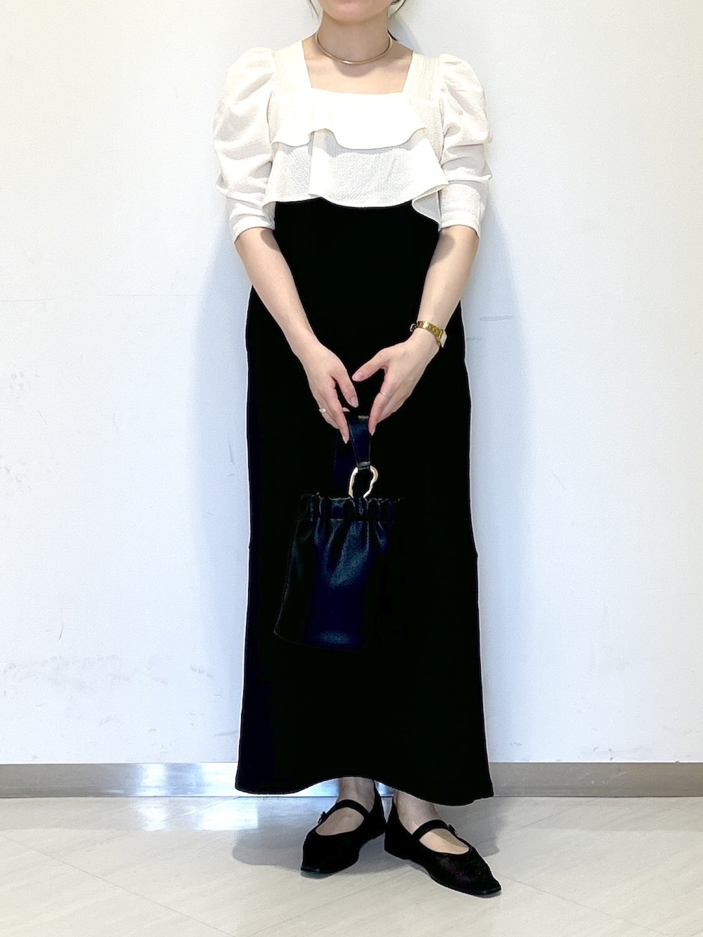 「apartby、e/rm、モノトーン、キレイめ、ワンピース、ドレス、お呼ばれスタイル、結婚式二次会スタイル、パーティースタイル」｜「A part byのカナグツキワンハンドルバッグ（ショルダーバッグ、ブラック系）」を使った、めいさん（レディース・159cm）の夏コーディネートの2枚目の写真