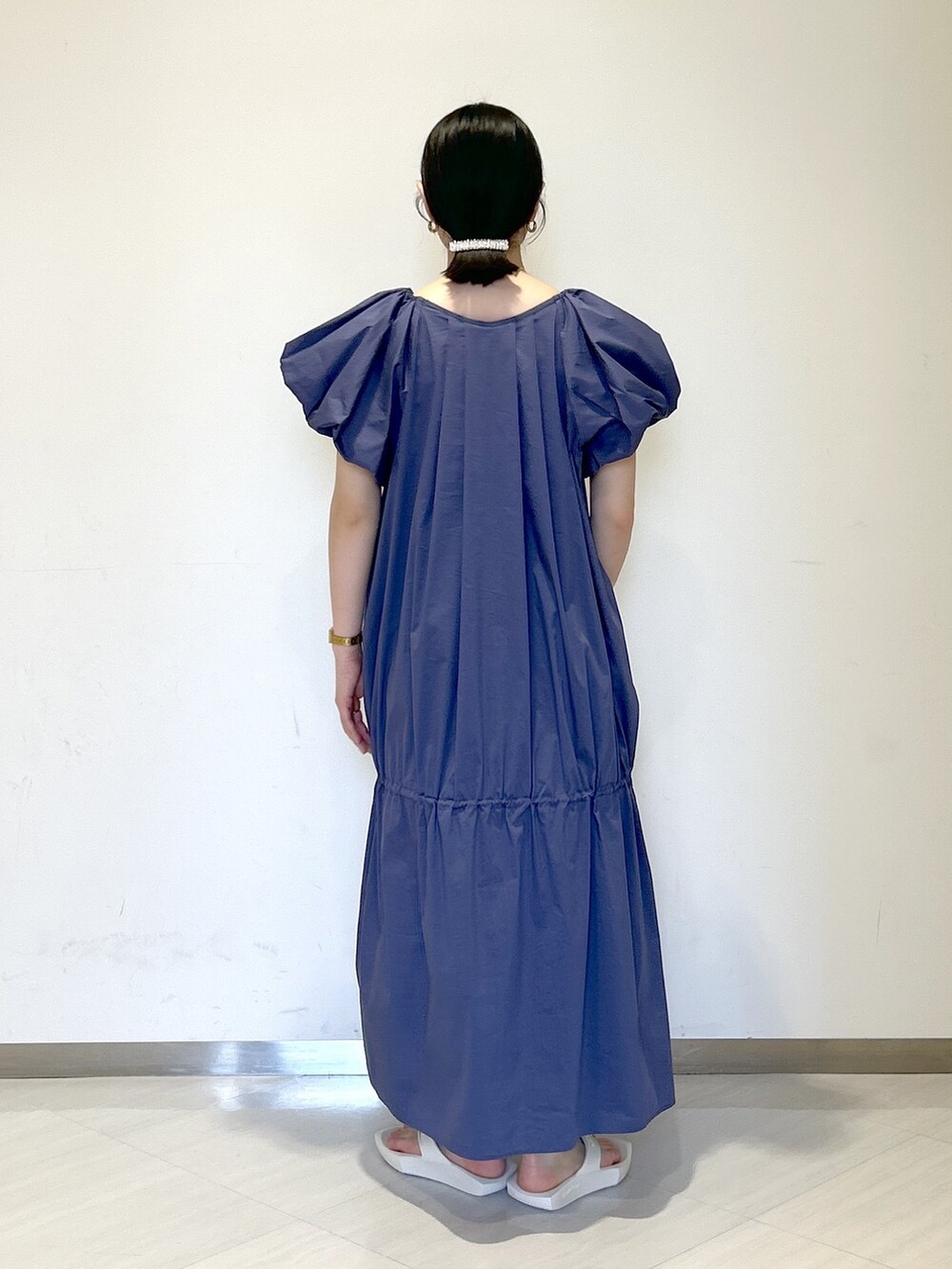 ブラウン系のかごバッグ、ホワイト系のサンダル、ブルー系のワンピースを着用したレディースの夏コーディネートの3枚目の写真