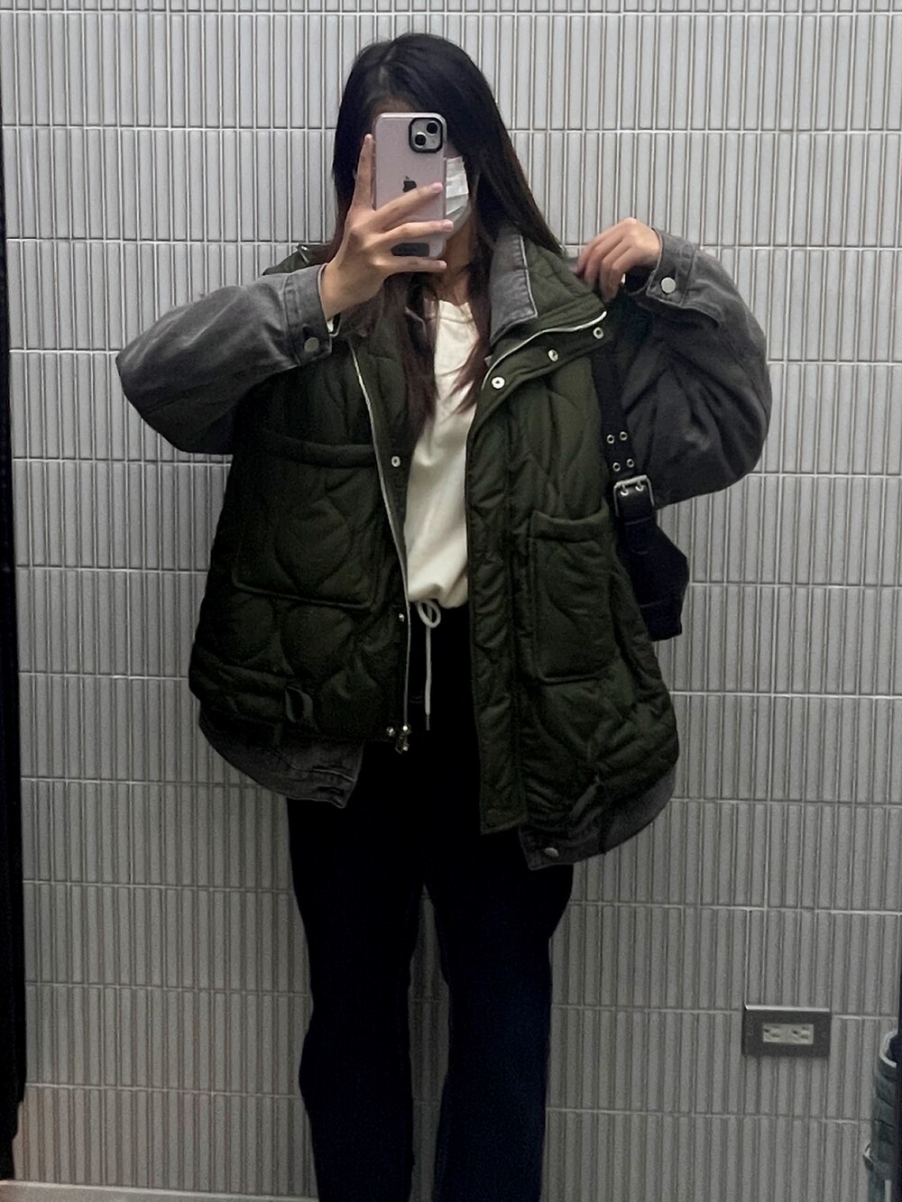 グリーン系のその他アウター、ブルー系のデニムパンツを着用したレディースの冬コーディネートの2枚目の写真