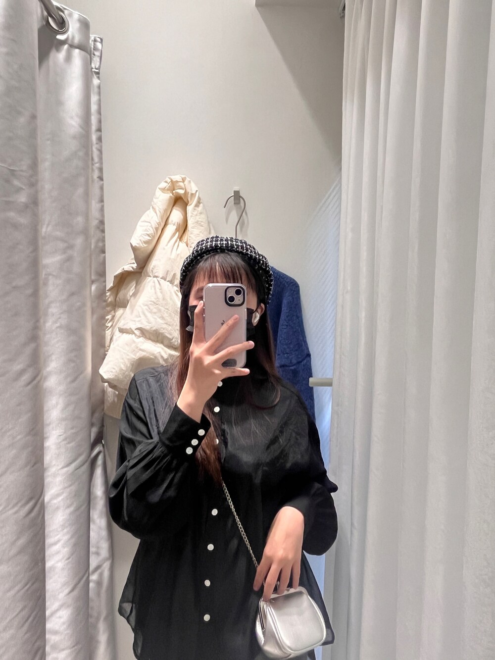 ブラック系のシャツ/ブラウスを着用したレディースの冬コーディネートの2枚目の写真