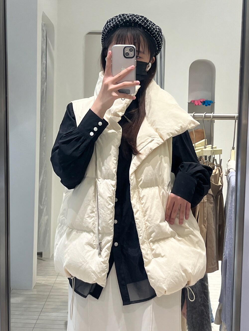 ブラック系のシャツ/ブラウスを着用したレディースの冬コーディネートの3枚目の写真