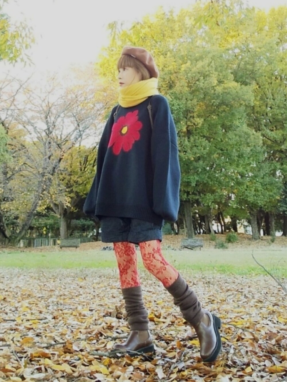 ブルー系のニット/セーター、ブルー系のデニムパンツ、ブラウン系のバックパック/リュックを着用したレディースの冬コーディネートの5枚目の写真