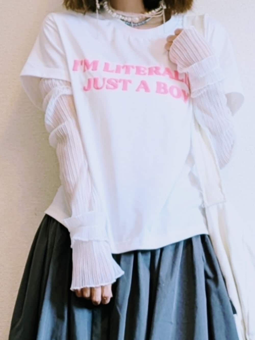 ピンク系のスニーカー、グレー系のスカート、ホワイト系のピアス（片耳用）を着用したレディースの夏コーディネートの2枚目の写真