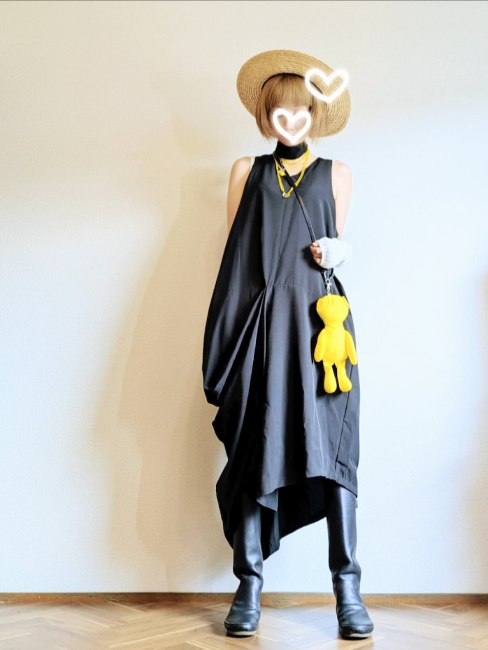 ブラック系のワンピース、イエロー系のエコバッグ/サブバッグ、ブラック系のブーツを着用したレディースの夏コーディネートの2枚目の写真