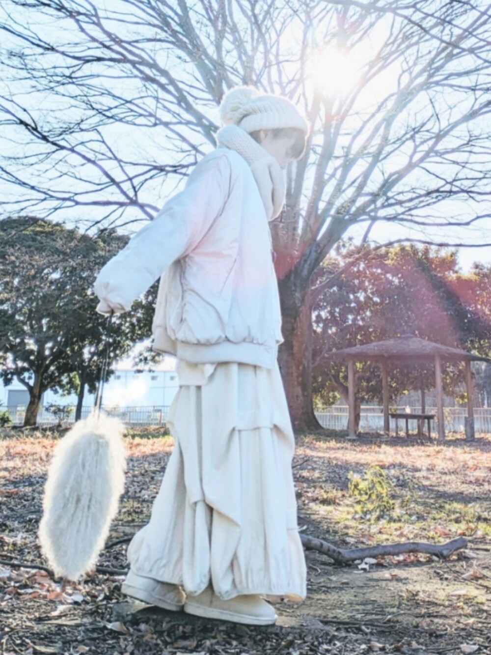 ホワイト系のスウェット、ホワイト系のMA-1、ホワイト系のスカートを着用したレディースの冬コーディネートの2枚目の写真