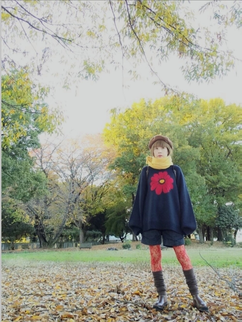 ブルー系のニット/セーター、ブルー系のデニムパンツ、ブラウン系のバックパック/リュックを着用したレディースの冬コーディネートの4枚目の写真