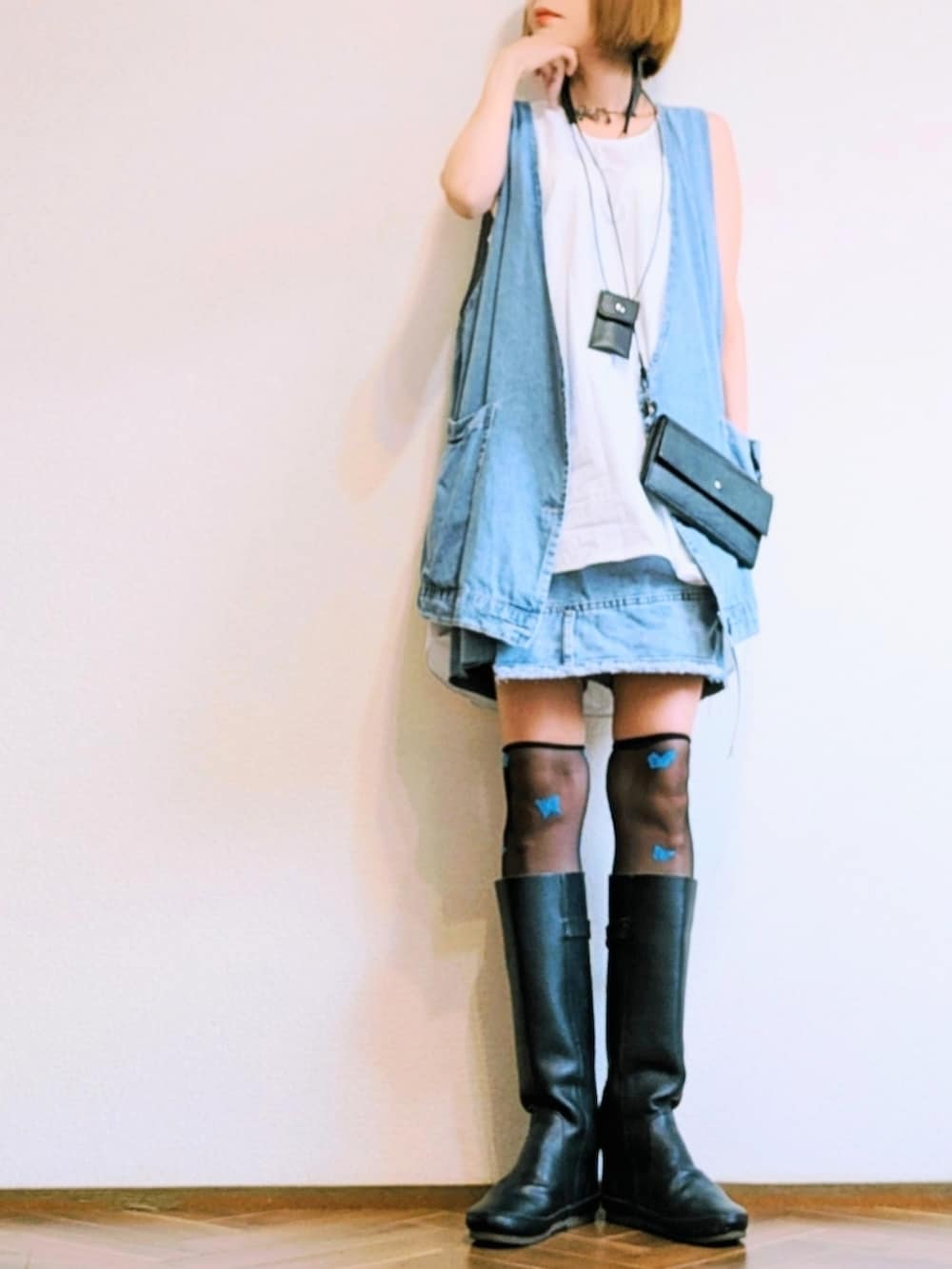 ホワイト系のシャツ/ブラウス、ブルー系のベスト、ブルー系のデニムパンツを着用したレディースの夏コーディネートの3枚目の写真