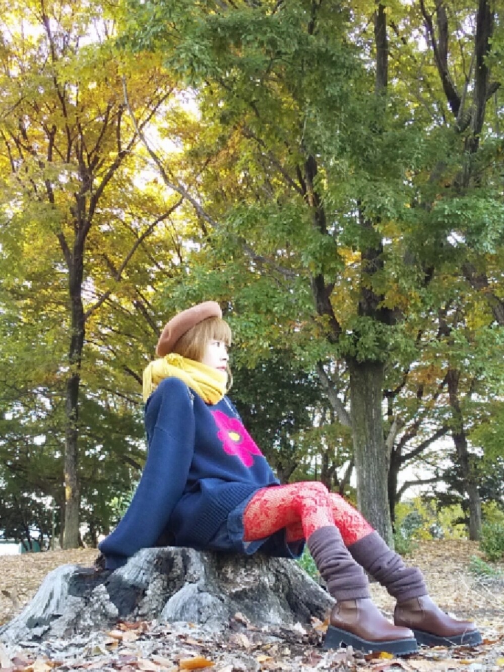 ブルー系のニット/セーター、ブルー系のデニムパンツ、ブラウン系のバックパック/リュックを着用したレディースの冬コーディネートの2枚目の写真