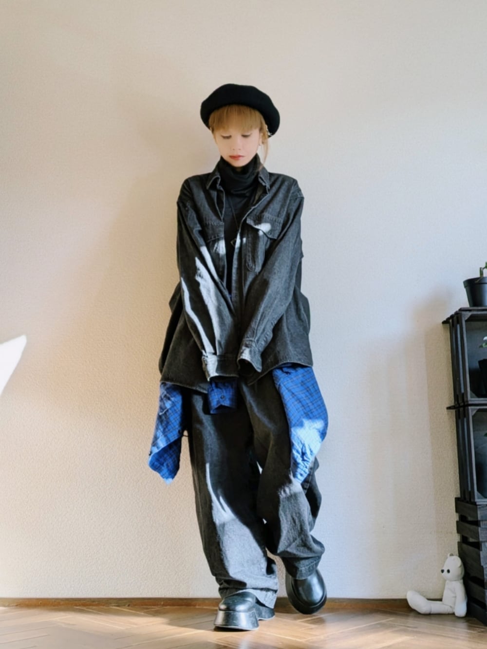 ブルー系のシャツ/ブラウス、ブラック系のシャツ/ブラウス、ブラック系のデニムパンツを着用したレディースの冬コーディネートの2枚目の写真