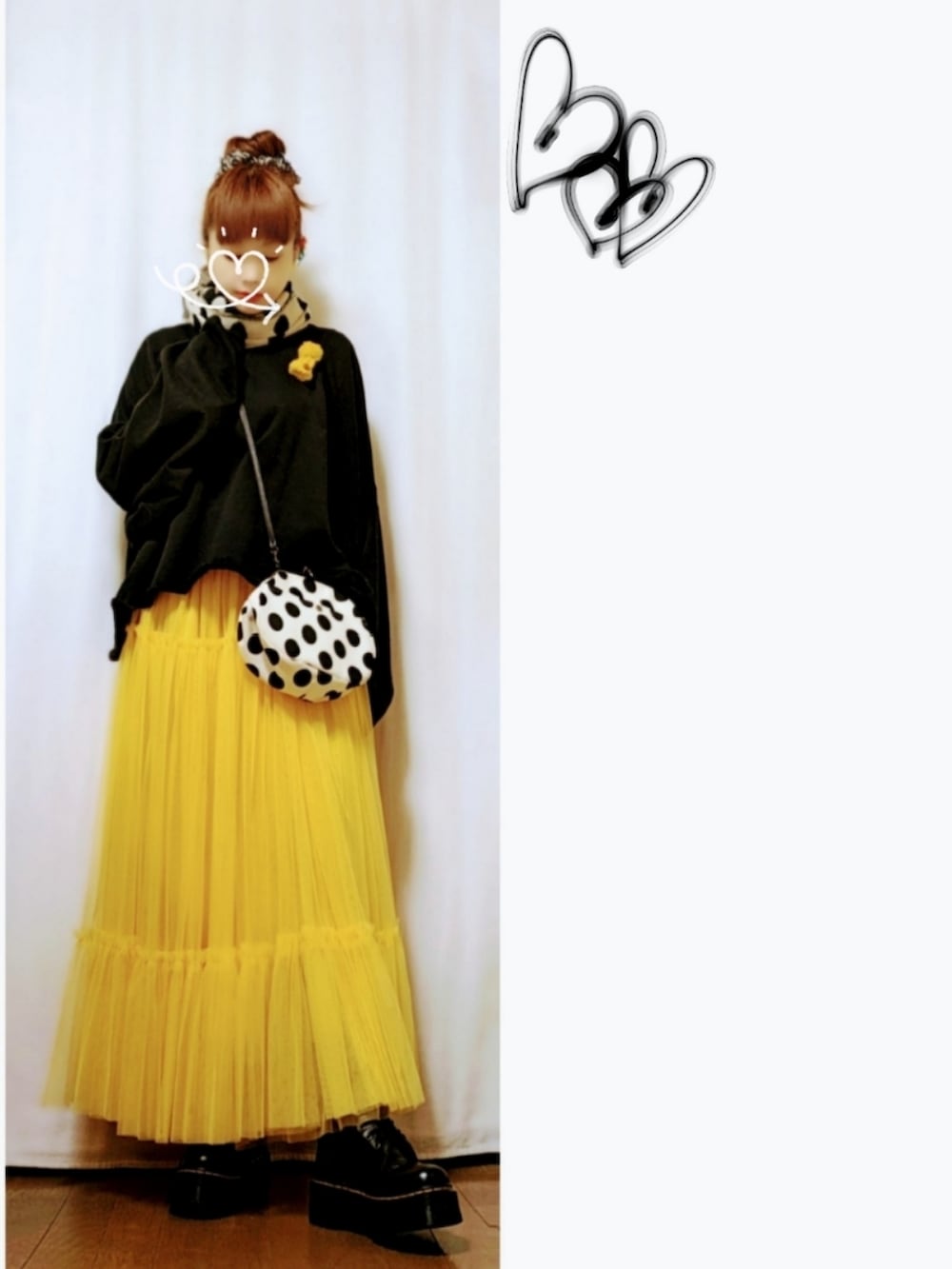 ブラック系のスウェット、イエロー系のスカート、ホワイト系のショルダーバッグを着用したレディースの冬コーディネートの2枚目の写真