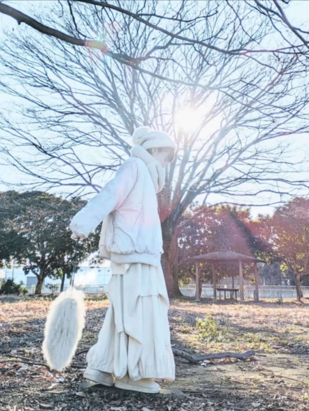 ホワイト系のスウェット、ホワイト系のMA-1、ホワイト系のスカートを着用したレディースの冬コーディネートの3枚目の写真