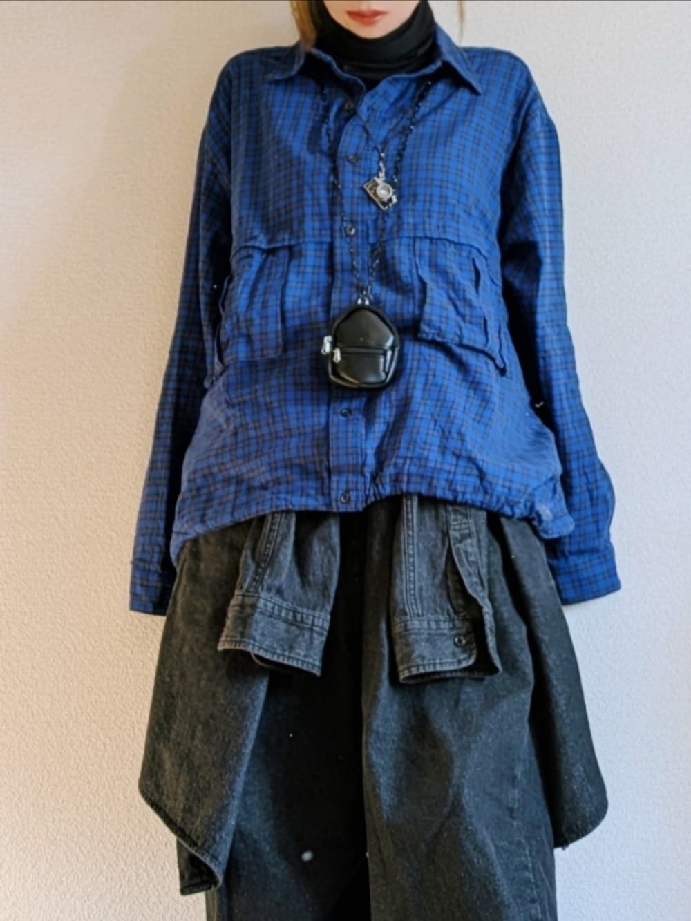 ブルー系のシャツ/ブラウス、ブラック系のシャツ/ブラウス、ブラック系のデニムパンツを着用したレディースの冬コーディネートの3枚目の写真