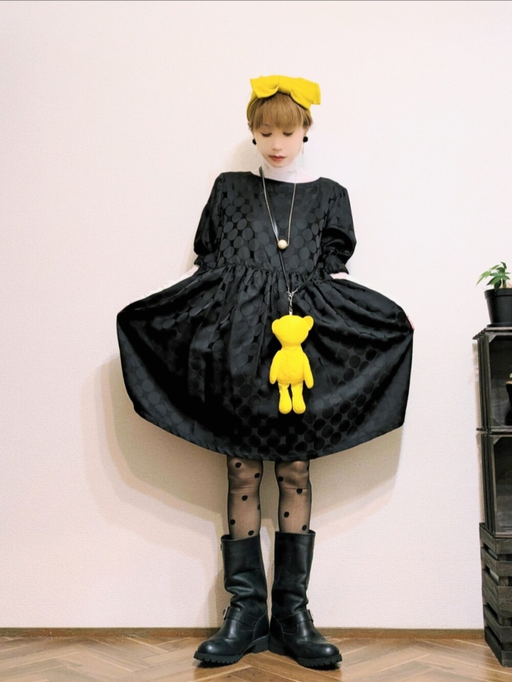 イエロー系のエコバッグ/サブバッグ、ホワイト系のTシャツ/カットソー、ブラック系のワンピース/ドレスを着用したレディースの秋コーディネートの2枚目の写真