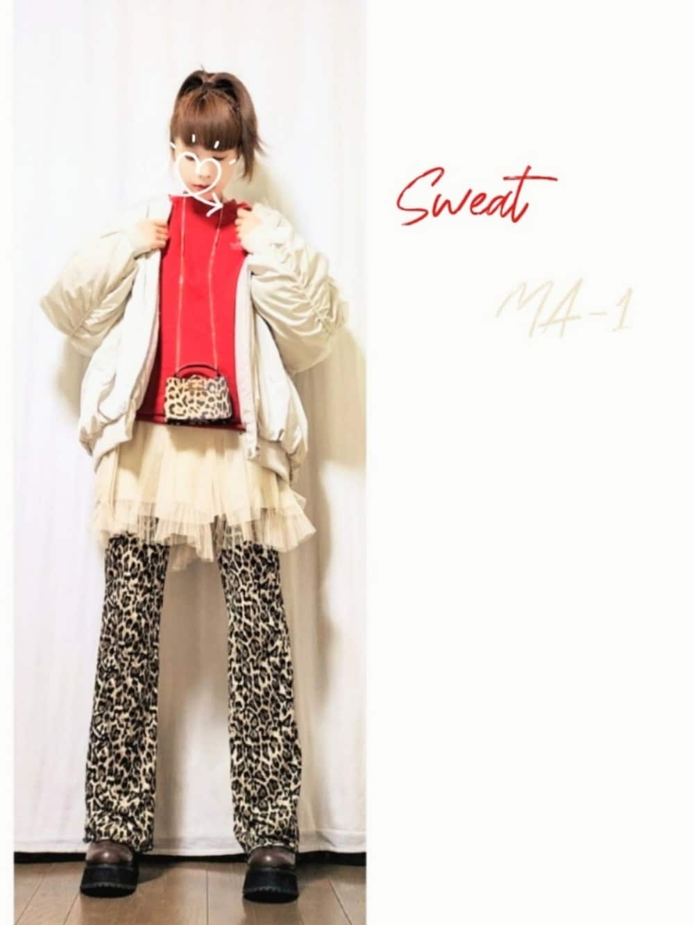 レッド系のスウェット、ホワイト系のMA-1、ホワイト系のパンツを着用したレディースの冬コーディネートの2枚目の写真