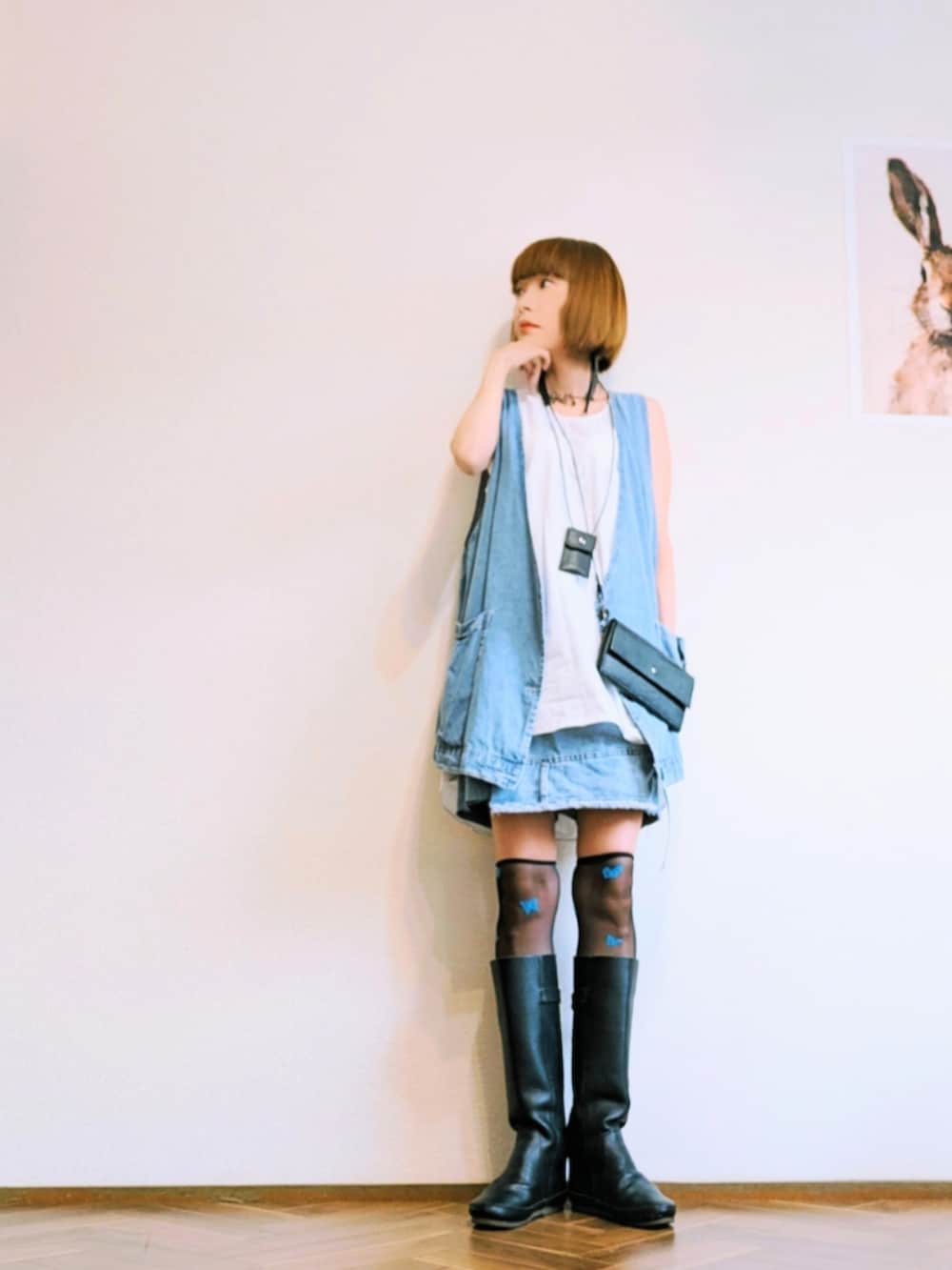 ホワイト系のシャツ/ブラウス、ブルー系のベスト、ブルー系のデニムパンツを着用したレディースの夏コーディネートの2枚目の写真