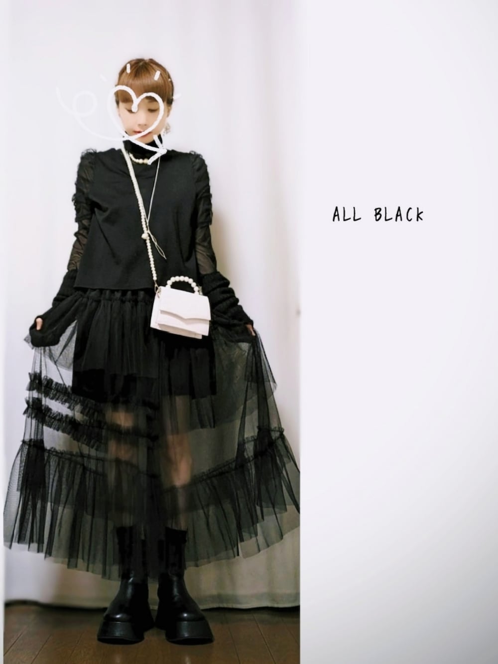 ホワイト系のバッグ、ブラック系のTシャツ/カットソー、ブラック系のTシャツ/カットソーを着用したレディースの春コーディネートの2枚目の写真