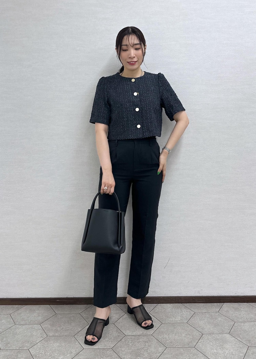 ブラック系のショルダーバッグ、ブラック系のパンプス、グレー系のその他パンツを着用したレディースの夏コーディネートの2枚目の写真