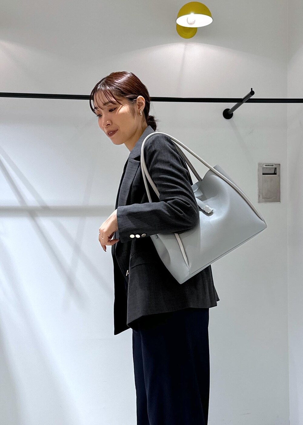 ブルー系のシャツ/ブラウス、ブルー系のその他パンツ、ブラック系のテーラードジャケットを着用したレディースの夏コーディネートの7枚目の写真