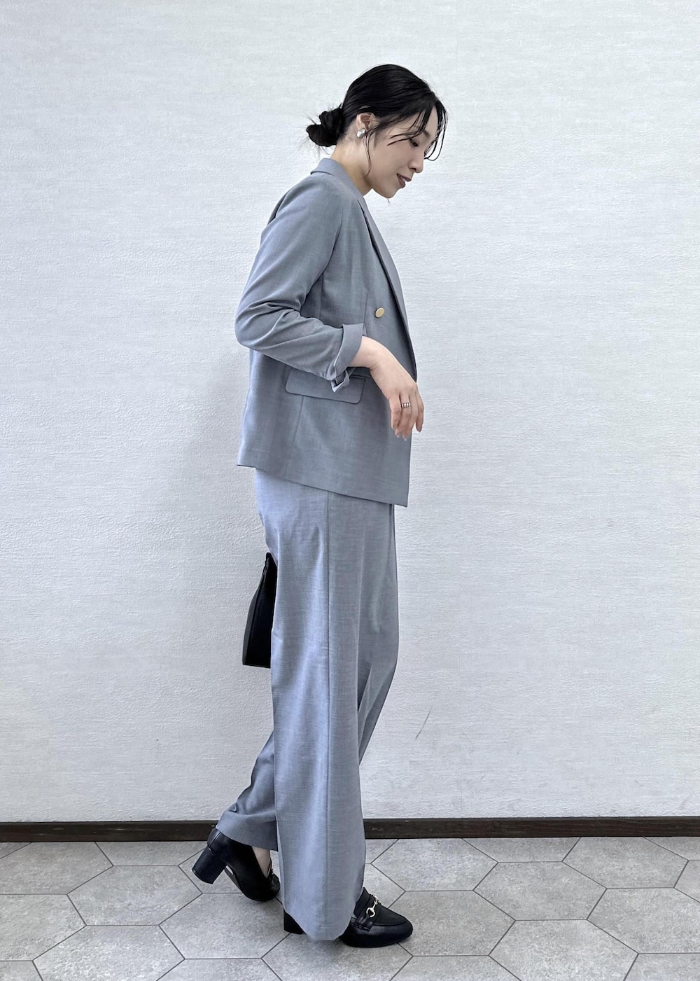 ブラック系のローファー、ブラック系のトートバッグ、ブラック系のタンクトップを着用したレディースの春コーディネートの5枚目の写真