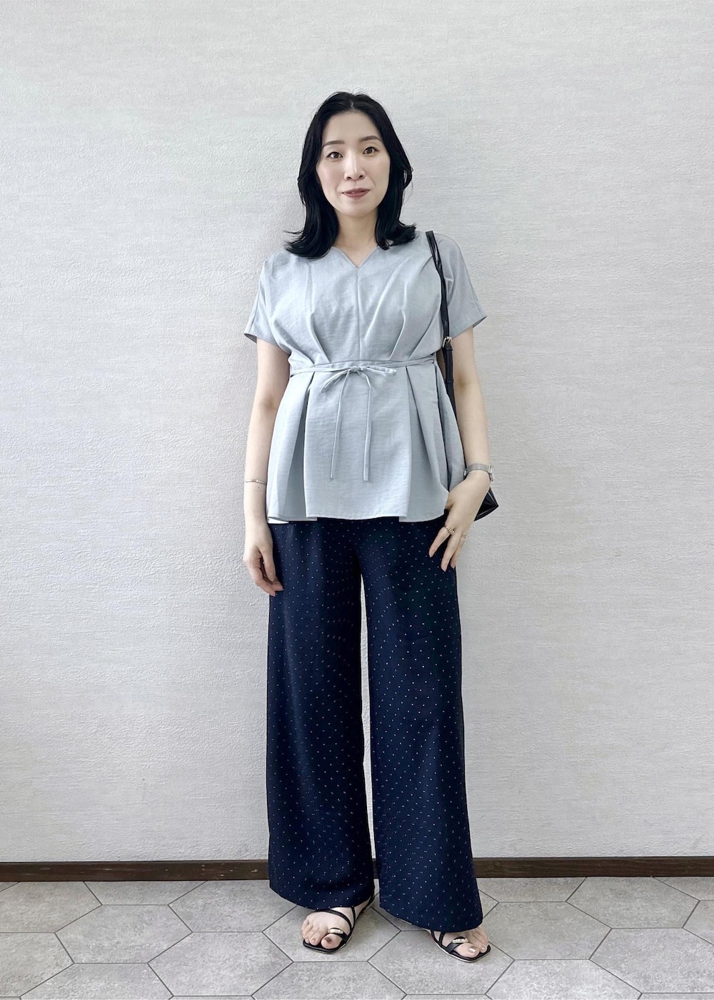 ブラック系のショルダーバッグ、ブルー系のシャツ/ブラウス、ブルー系のその他パンツを着用したレディースの夏コーディネートの2枚目の写真