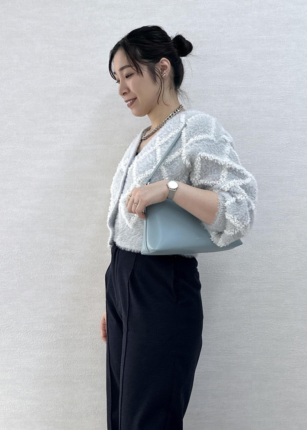 シルバー系のバレエシューズ、ブルー系のその他パンツ、ブルー系のショルダーバッグを着用したレディースの冬コーディネートの7枚目の写真