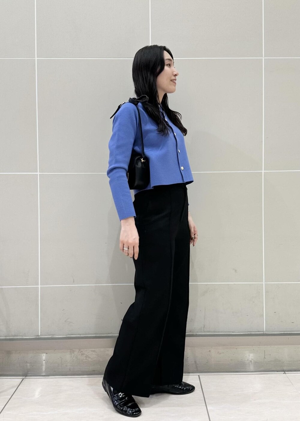 ブルー系のカーディガン/ボレロ、ブラック系のその他パンツ、ブラック系のショルダーバッグを着用したレディースの冬コーディネートの4枚目の写真