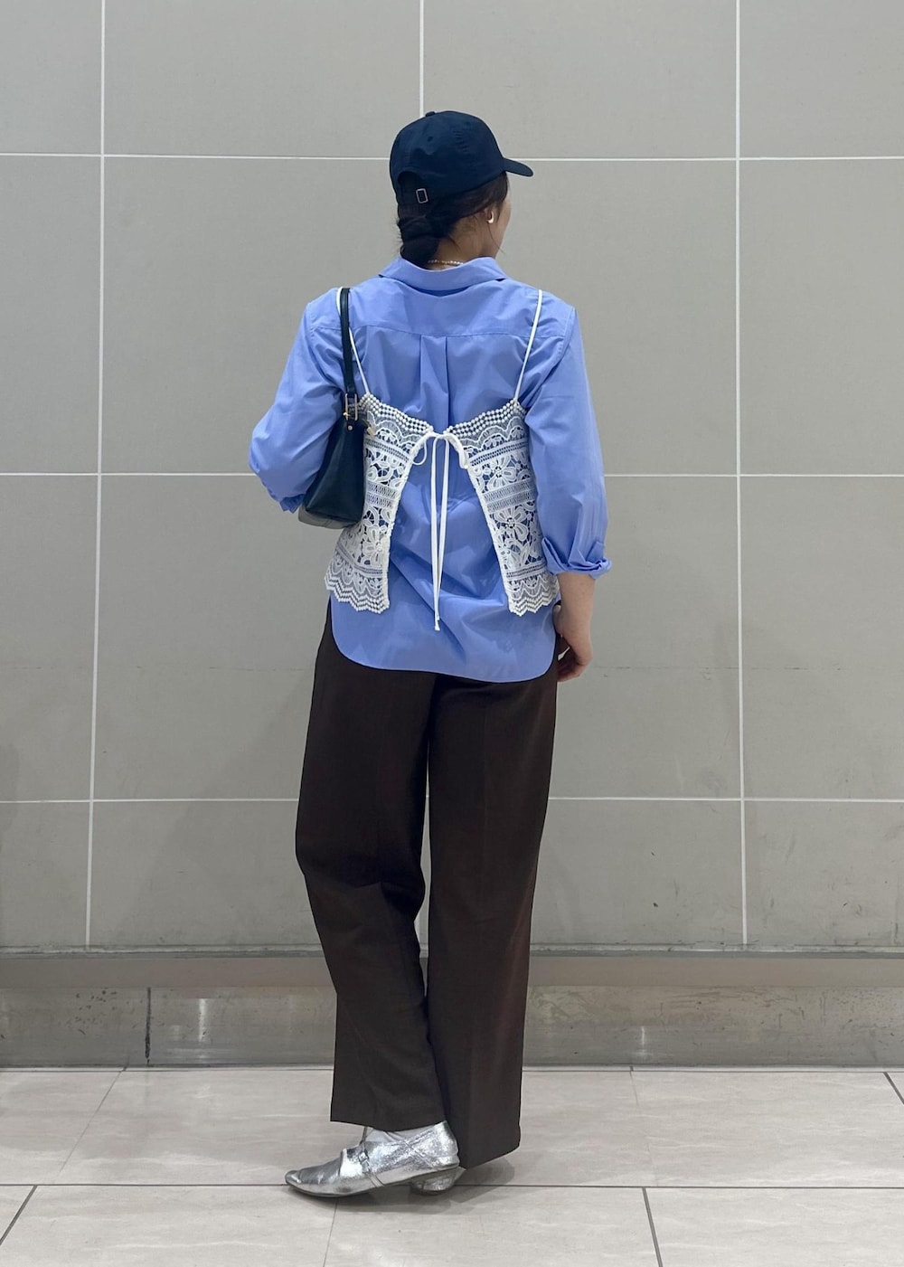 ホワイト系のキャミソール、ブルー系のシャツ/ブラウス、ブラウン系のその他パンツを着用したレディースの春コーディネートの6枚目の写真