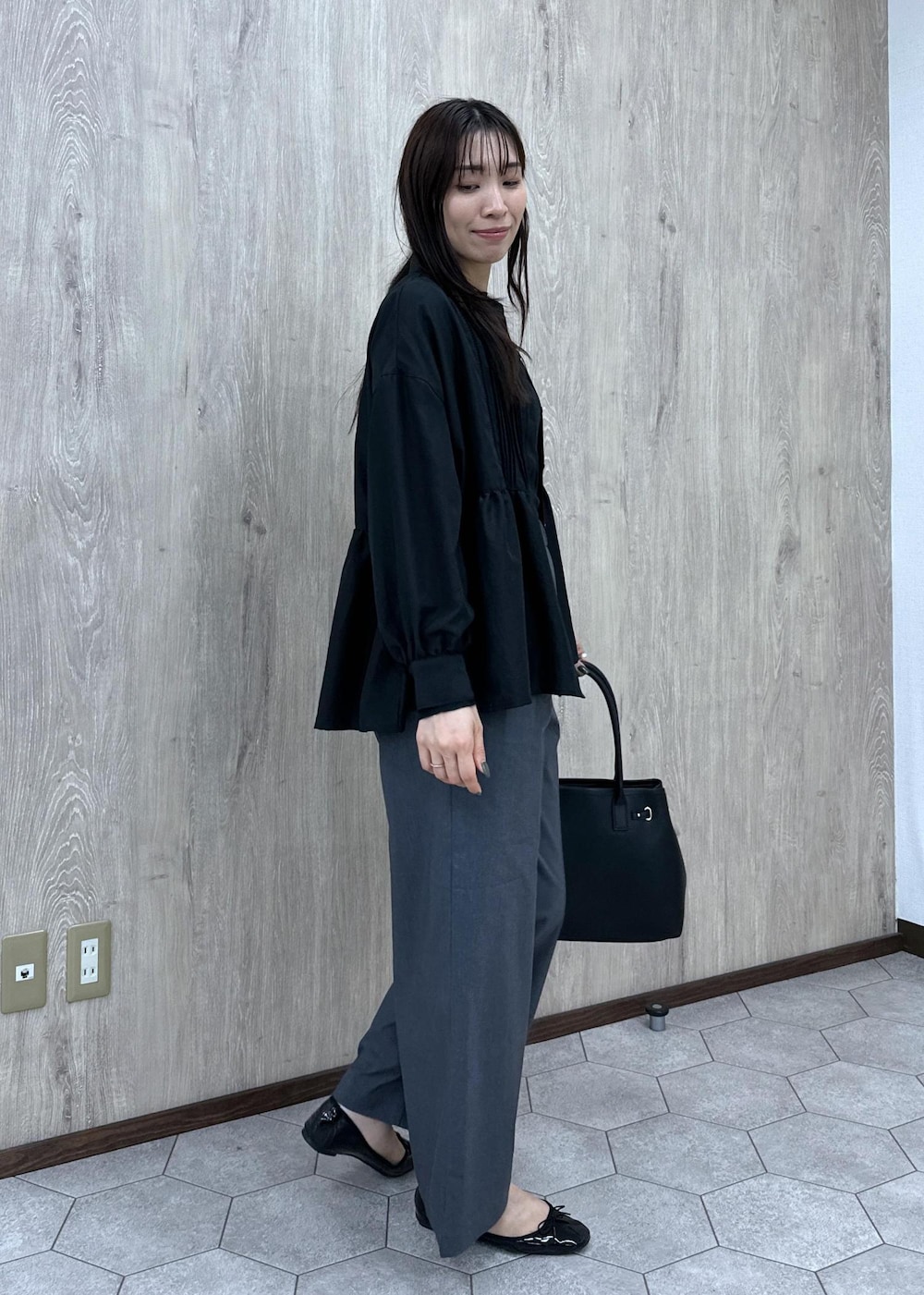 ブラック系のバレエシューズ、ブラック系のトートバッグ、グレー系のその他パンツを着用したレディースの秋コーディネートの5枚目の写真
