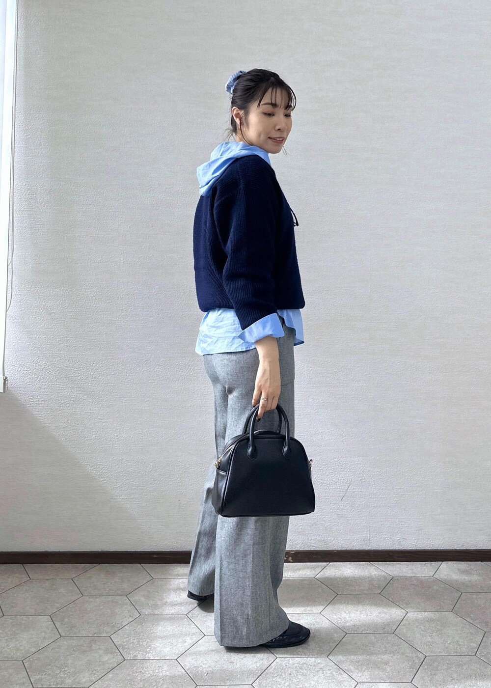 グレー系のその他パンツ、ブルー系のシャツ/ブラウス、ブラック系のボストンバッグを着用したレディースの秋コーディネートの5枚目の写真