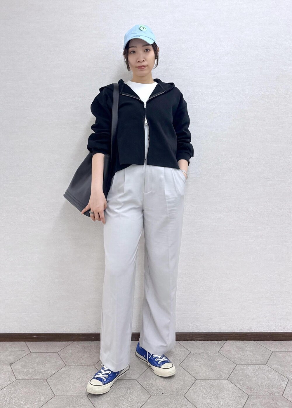 ブラック系のパーカー、グレー系のその他パンツ、ホワイト系のTシャツ/カットソーを着用したレディースの春コーディネートの3枚目の写真