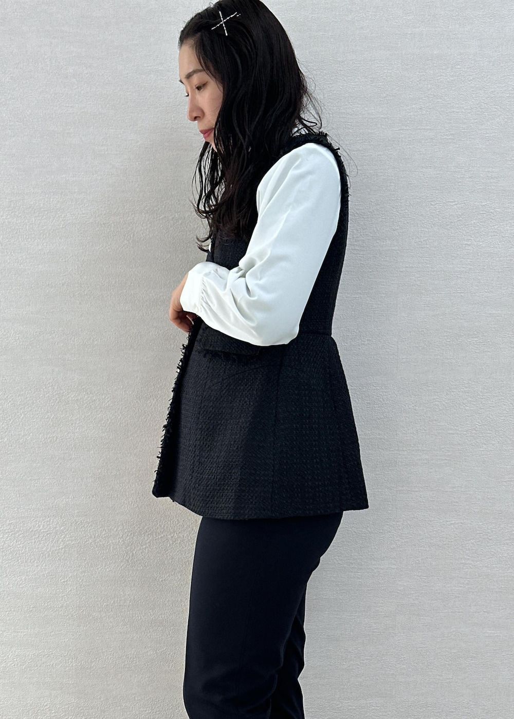 ホワイト系のシャツ/ブラウス、ブラック系のトートバッグ、ブラック系のローファーを着用したレディースの冬コーディネートの7枚目の写真