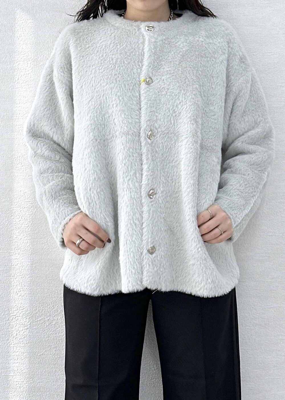 ブラック系のその他パンツ、ブラック系のブーツ、ブラック系のショルダーバッグを着用したレディースの冬コーディネートの9枚目の写真