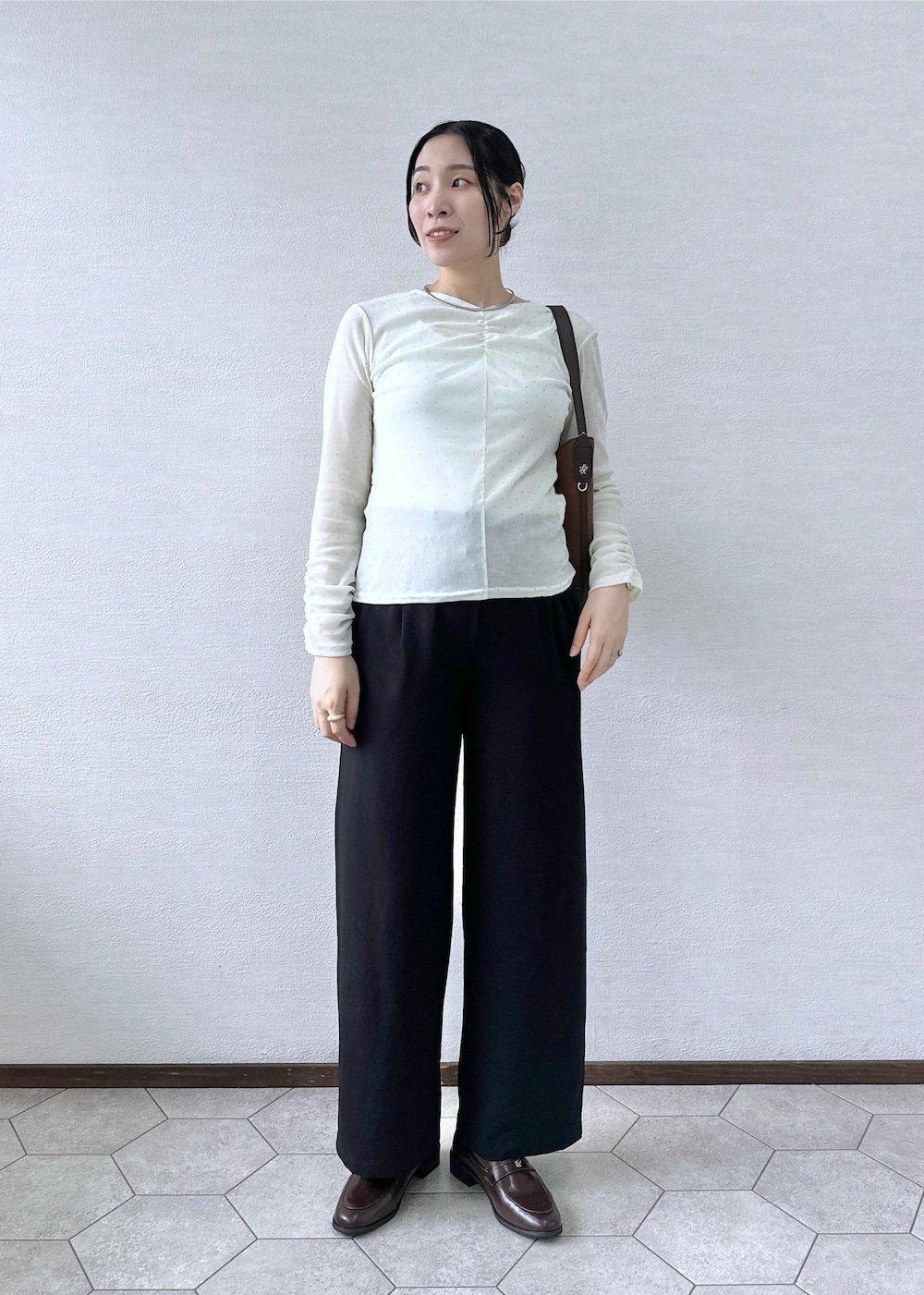 ブラック系のその他パンツ、ホワイト系のTシャツ/カットソー、ベージュ系のテーラードジャケットを着用したレディースの秋コーディネートの7枚目の写真