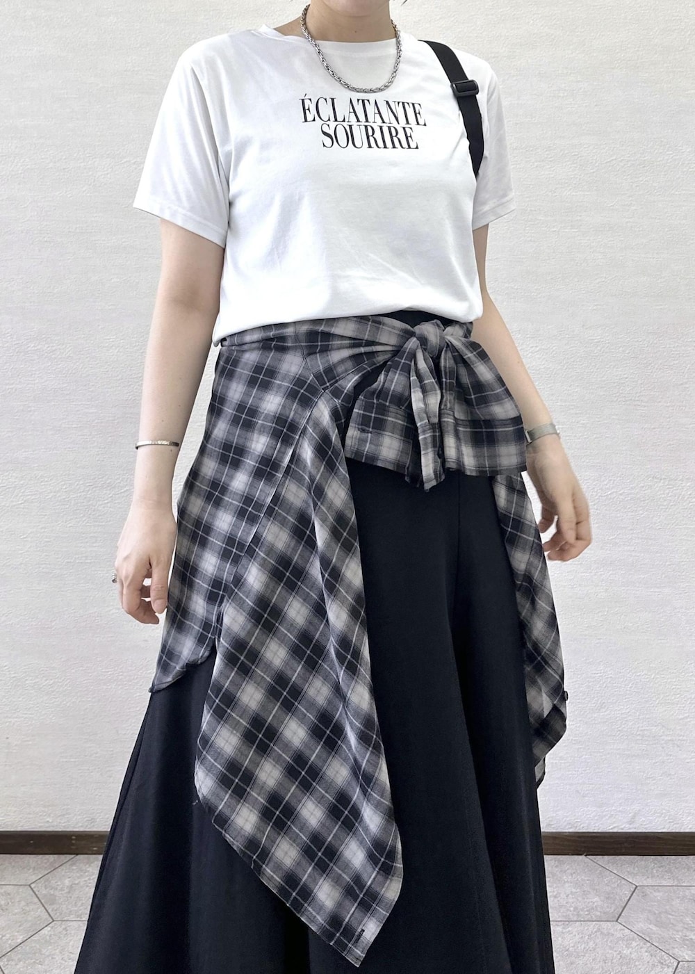 ホワイト系のTシャツ/カットソー、ブラック系のシャツ/ブラウス、ブラック系のスカートを着用したレディースの夏コーディネートの5枚目の写真