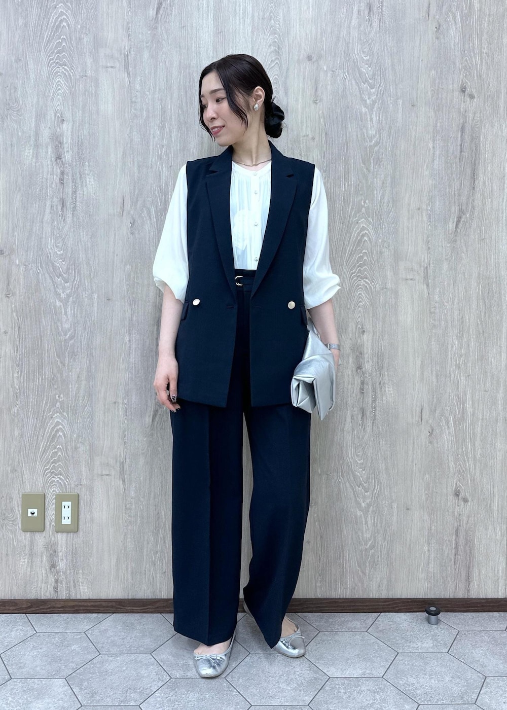 ホワイト系のシャツ/ブラウス、ブルー系のその他パンツ、ブルー系のベストを着用したレディースの春コーディネートの3枚目の写真