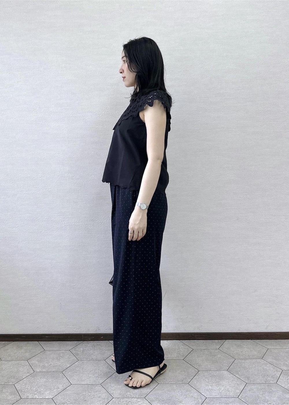 ブラック系のショルダーバッグ、ブルー系のその他パンツ、ブラック系のシャツ/ブラウスを着用したレディースの夏コーディネートの4枚目の写真