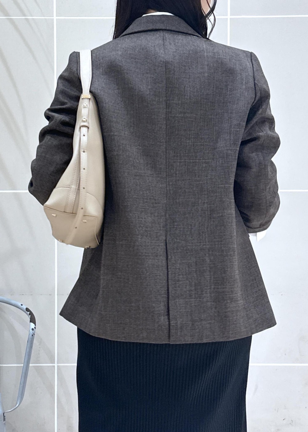 ホワイト系のシャツ/ブラウス、ブラウン系のテーラードジャケット、ベージュ系のショルダーバッグを着用したレディースの秋コーディネートの8枚目の写真