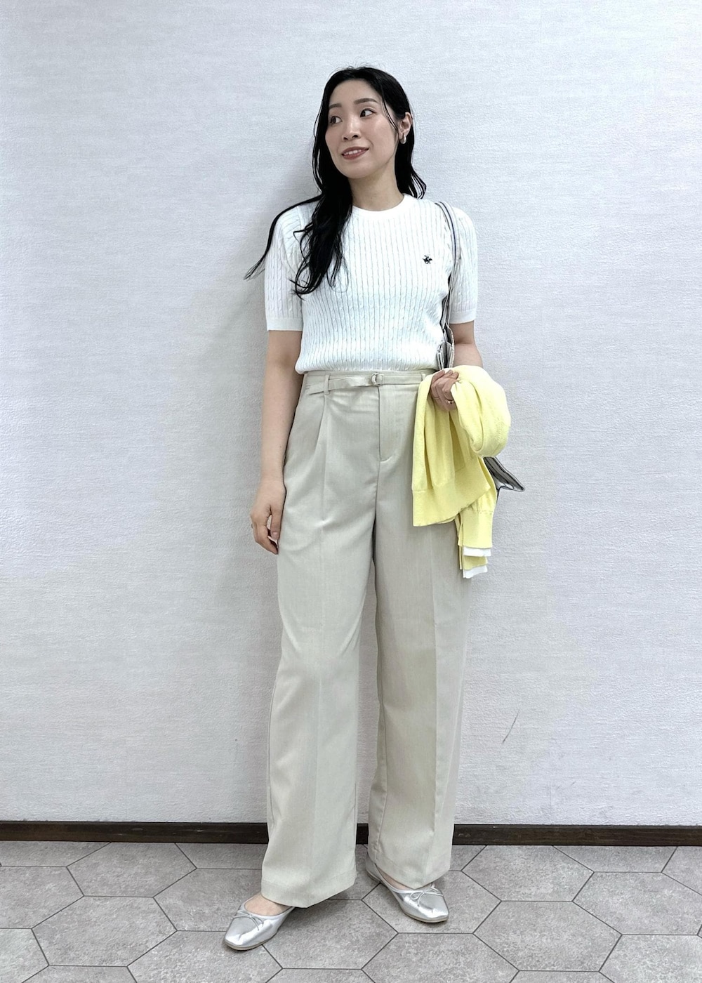 ベージュ系のトートバッグ、ベージュ系のその他パンツ、シルバー系のバレエシューズを着用したレディースの春コーディネートの6枚目の写真