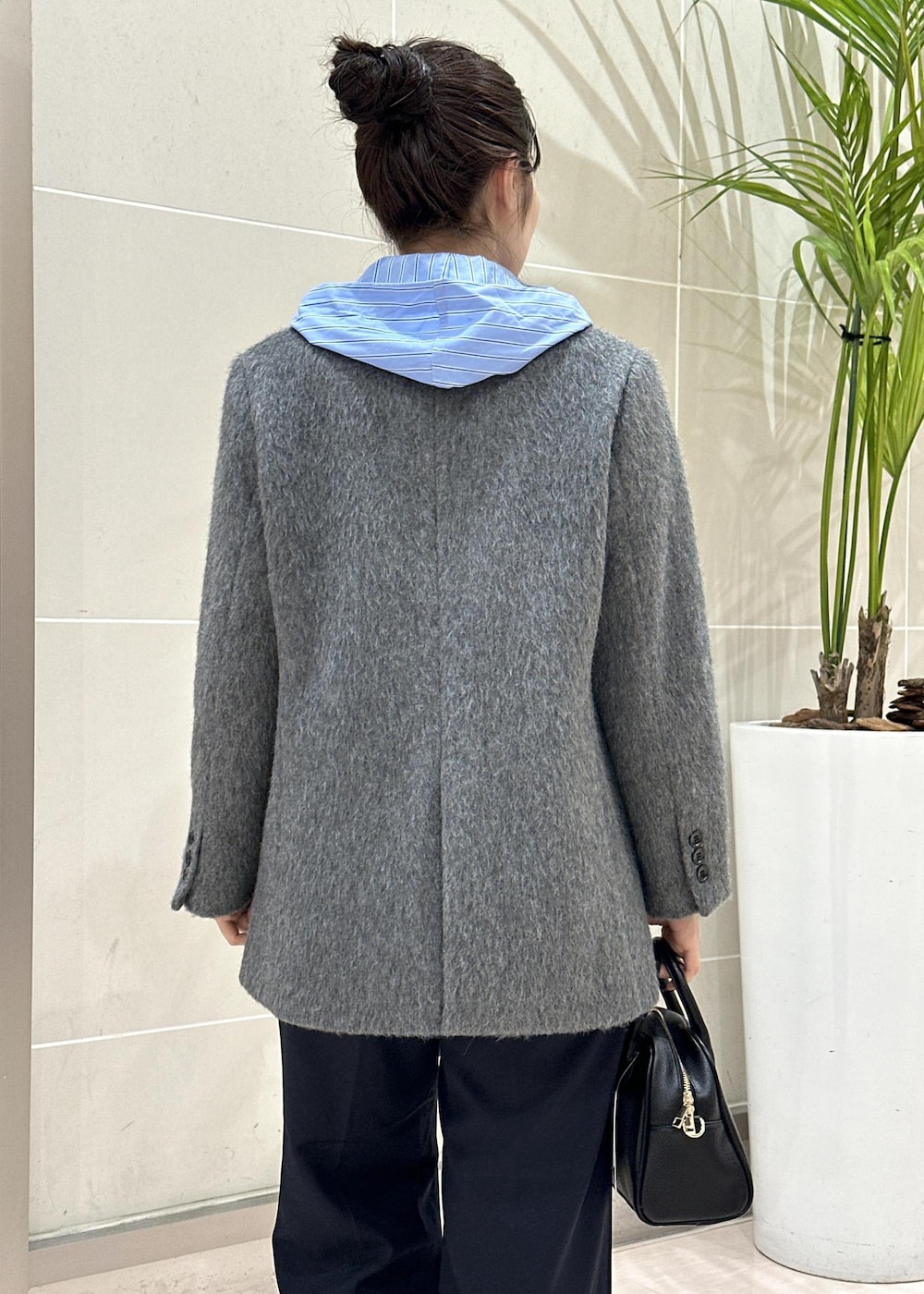 ブルー系のシャツ/ブラウス、ブルー系のスラックス、グレー系のテーラードジャケットを着用したレディースの秋コーディネートの8枚目の写真