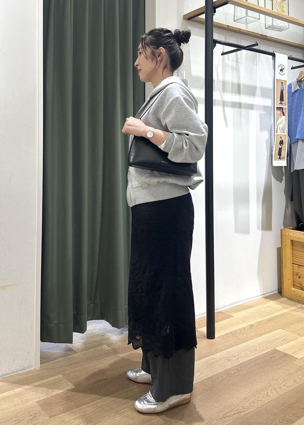 ブラック系のショルダーバッグ、ブラック系のワンピース、ホワイト系のTシャツ/カットソーを着用したレディースの春コーディネートの3枚目の写真