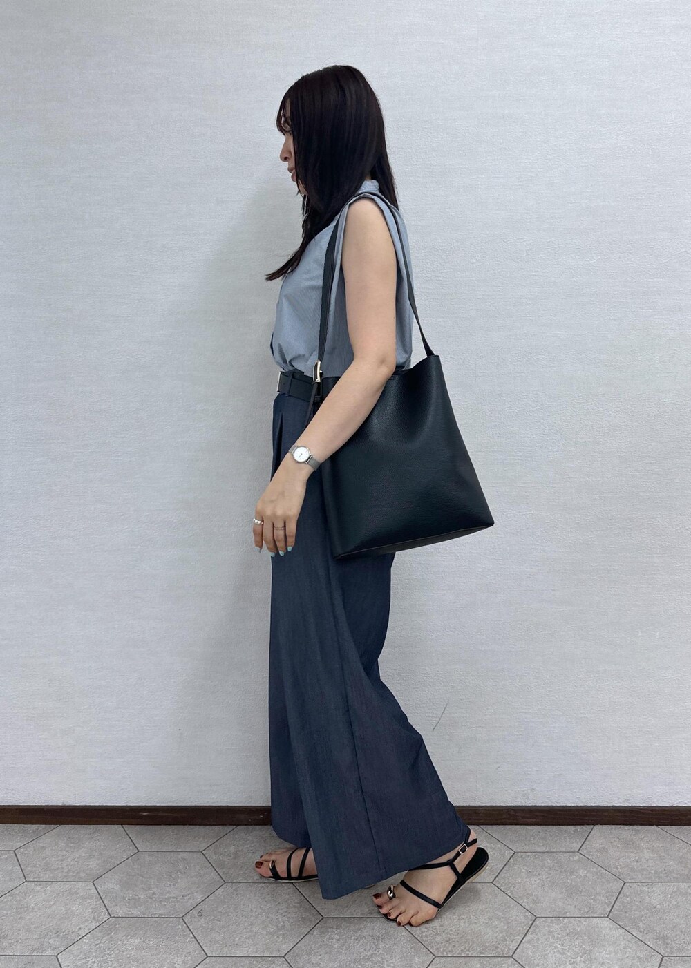 ブルー系のシャツ/ブラウス、ブルー系のその他パンツ、ブラック系のサンダルを着用したレディースの夏コーディネートの5枚目の写真