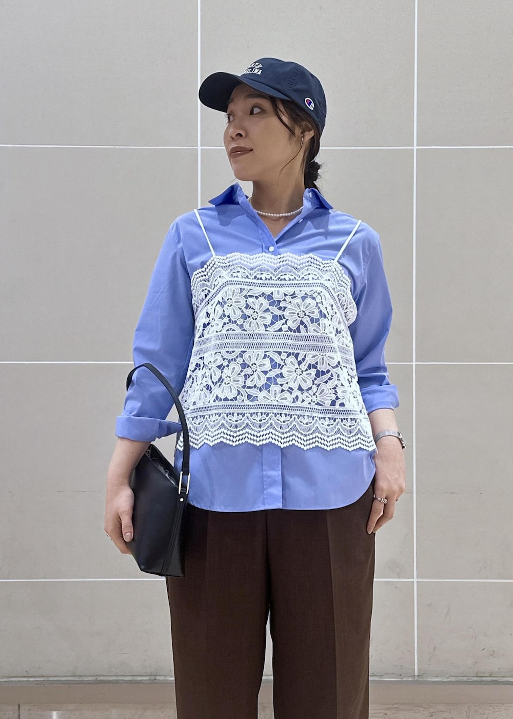 ホワイト系のキャミソール、ブルー系のシャツ/ブラウス、ブラウン系のその他パンツを着用したレディースの春コーディネートの9枚目の写真