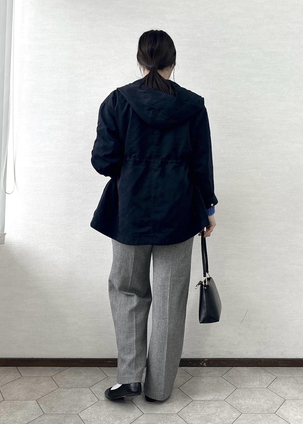 ブラック系のショルダーバッグ、ブルー系のニット/セーター、グレー系のその他パンツを着用したレディースの春コーディネートの5枚目の写真