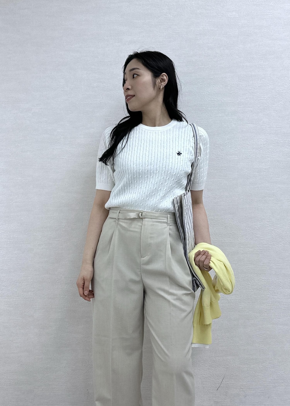 ベージュ系のトートバッグ、ベージュ系のその他パンツ、シルバー系のバレエシューズを着用したレディースの春コーディネートの7枚目の写真