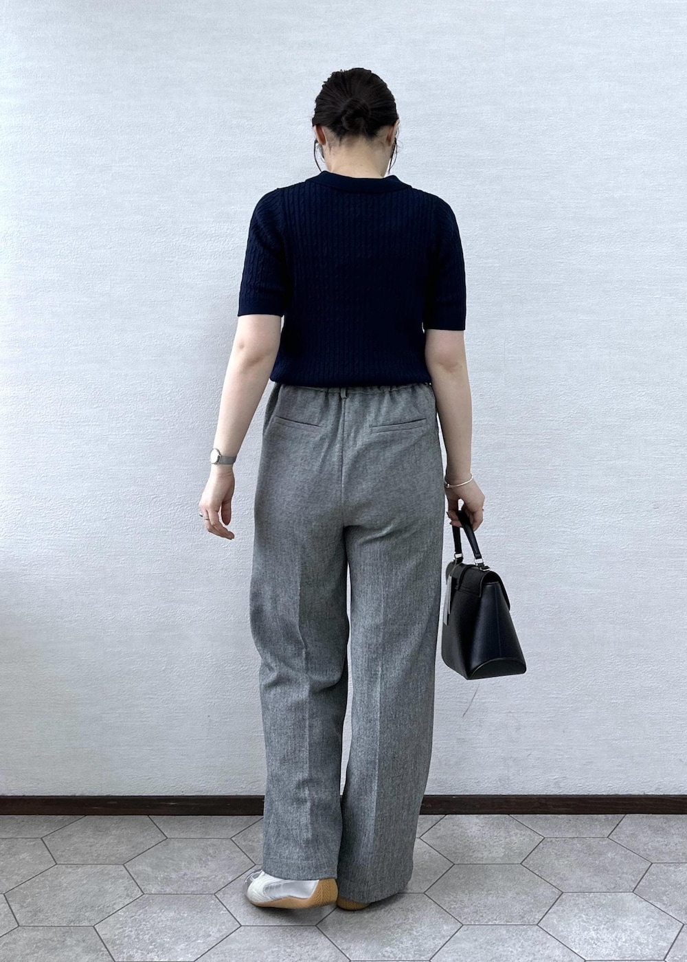 ブラック系のショルダーバッグ、グレー系のその他パンツ、ブルー系のニット/セーターを着用したレディースの春コーディネートの4枚目の写真