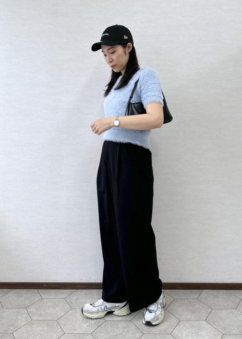 ブルー系のニット/セーター、ブラック系のショルダーバッグ、ブラック系のその他パンツを着用したレディースの秋コーディネートの3枚目の写真