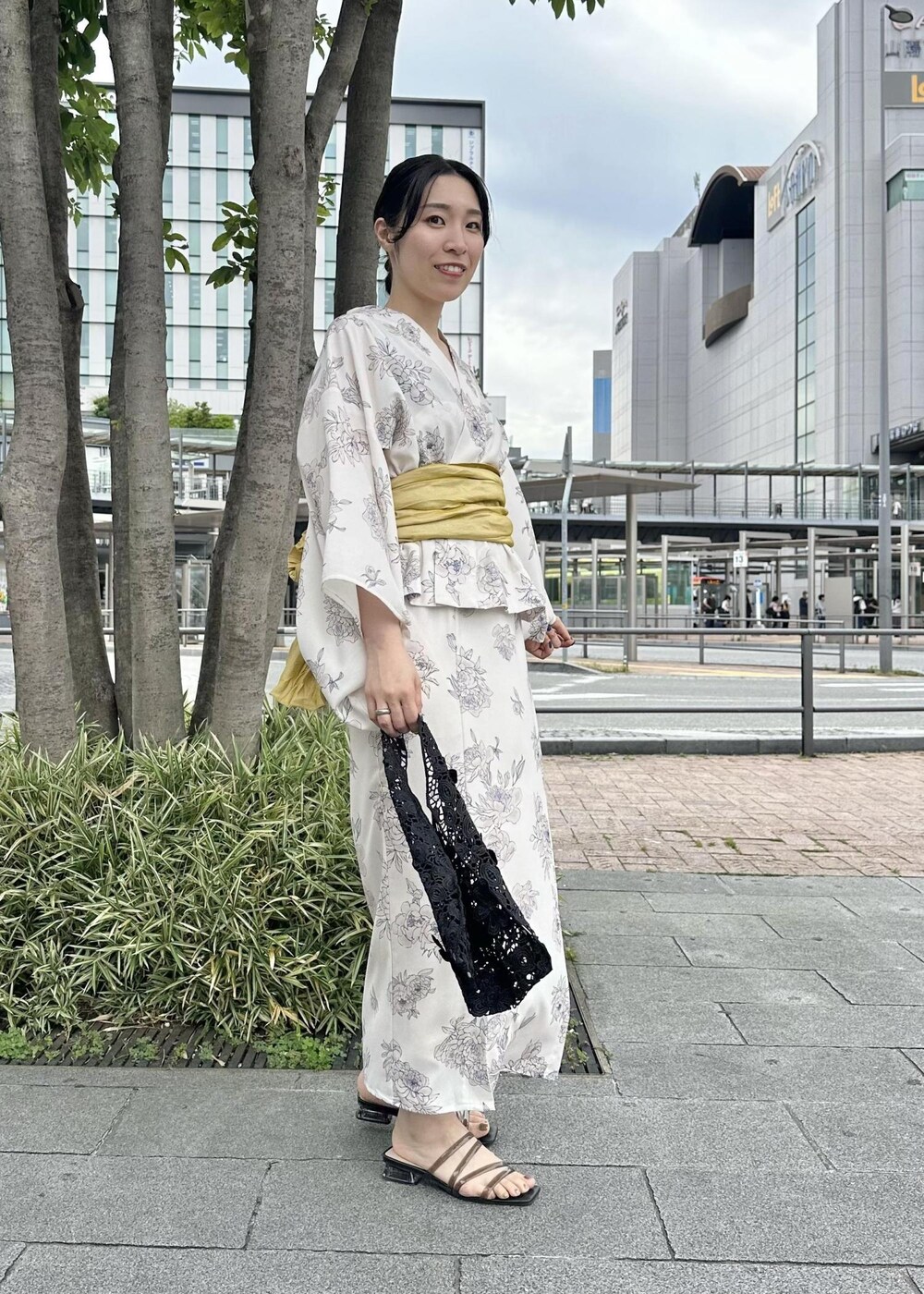 ブラック系のトートバッグ、パープル系の浴衣を着用したレディースの夏コーディネートの3枚目の写真